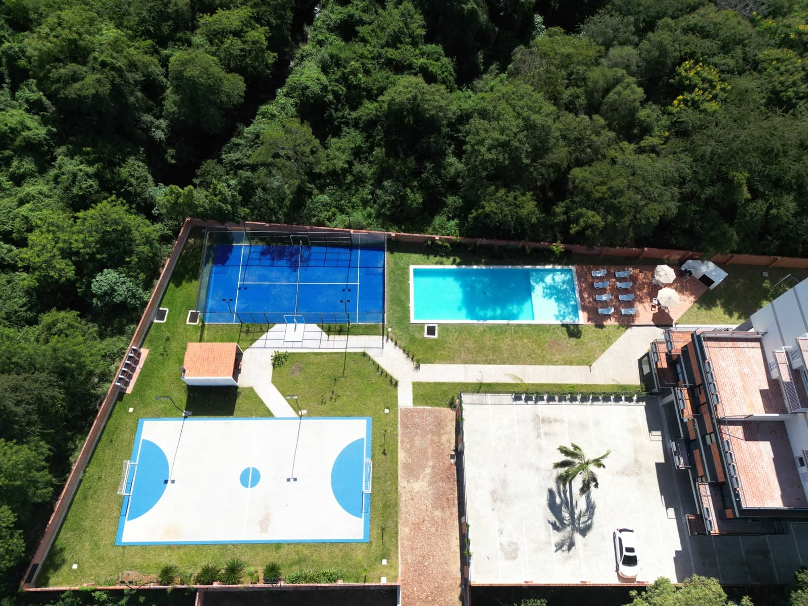 Vista aérea de las amenidades rodeadas de verde