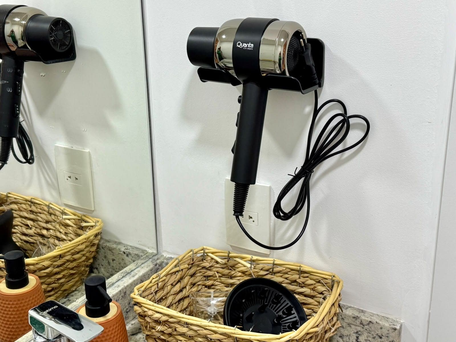 Baño con secador de pelo y amenities