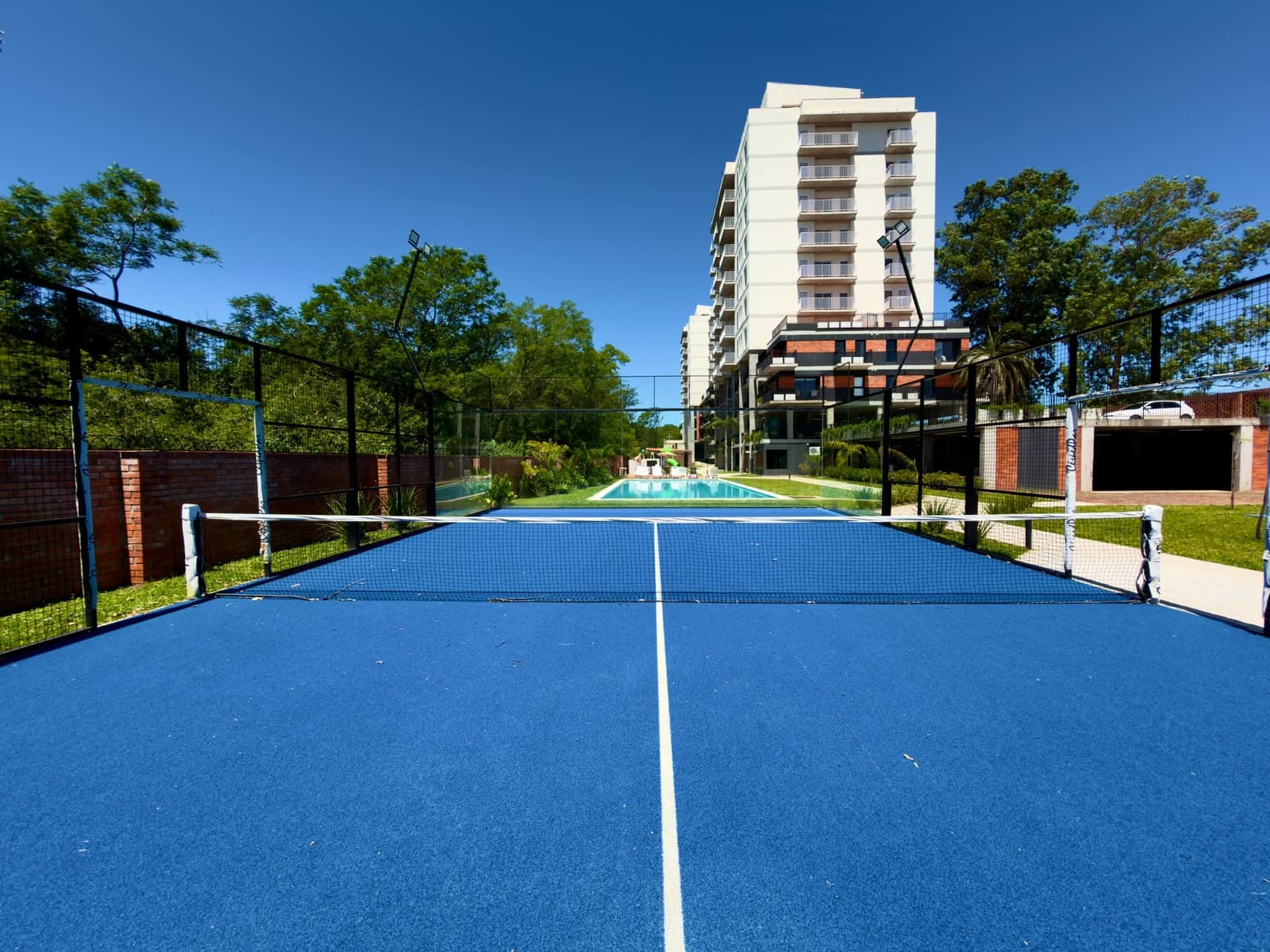 Cancha multideportiva y piscina del complejo