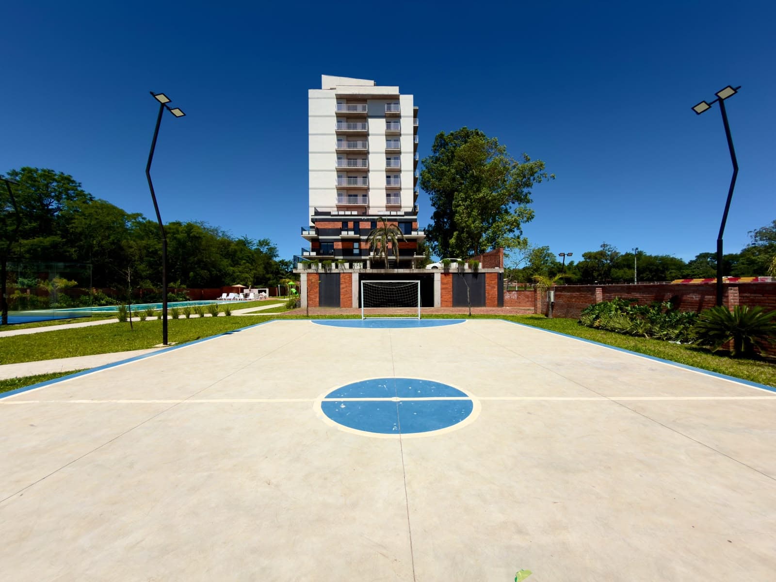 Cancha de fútbol / básquet frente al edificio