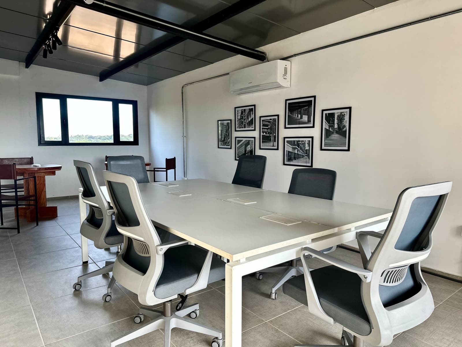 Sala de coworking con Wi-Fi y escritorios