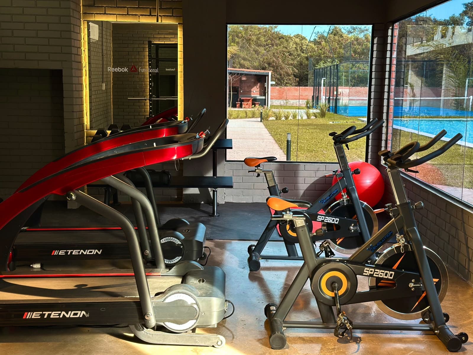 Gimnasio con vista a la piscina
