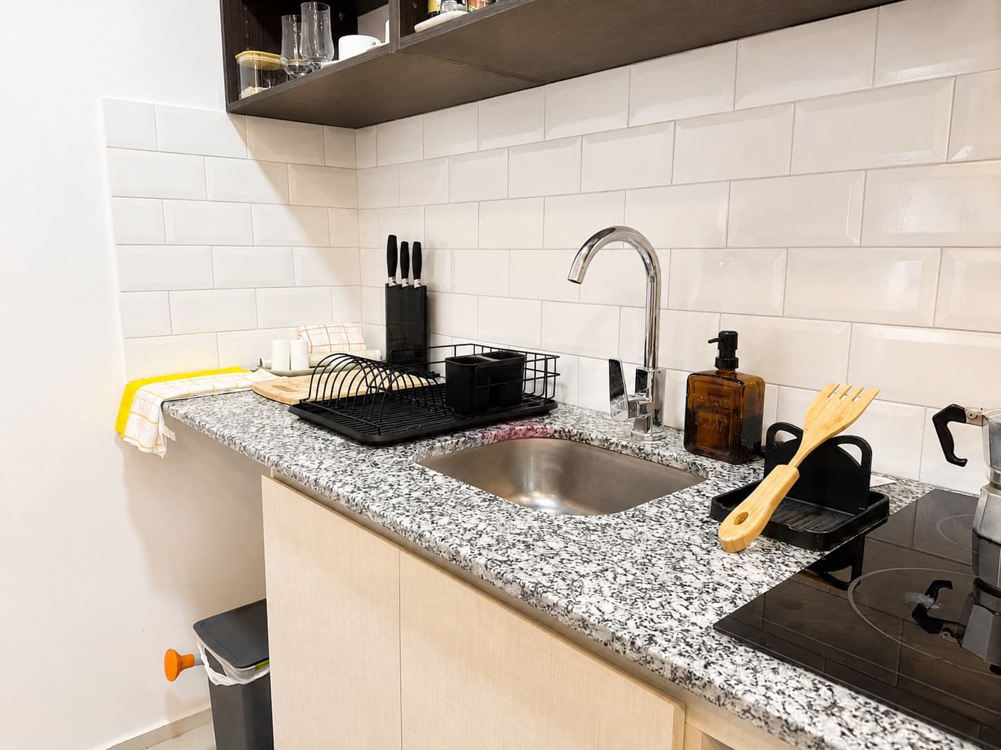Mesada de cocina con bacha y utensilios