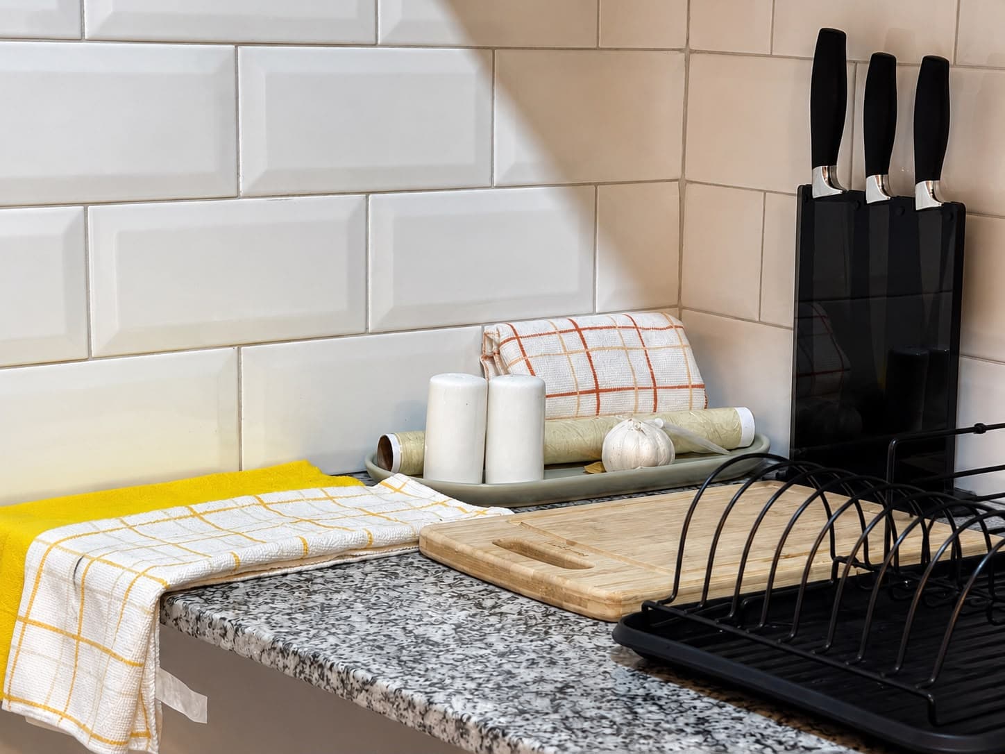 Detalle de la cocina con anafe eléctrico
