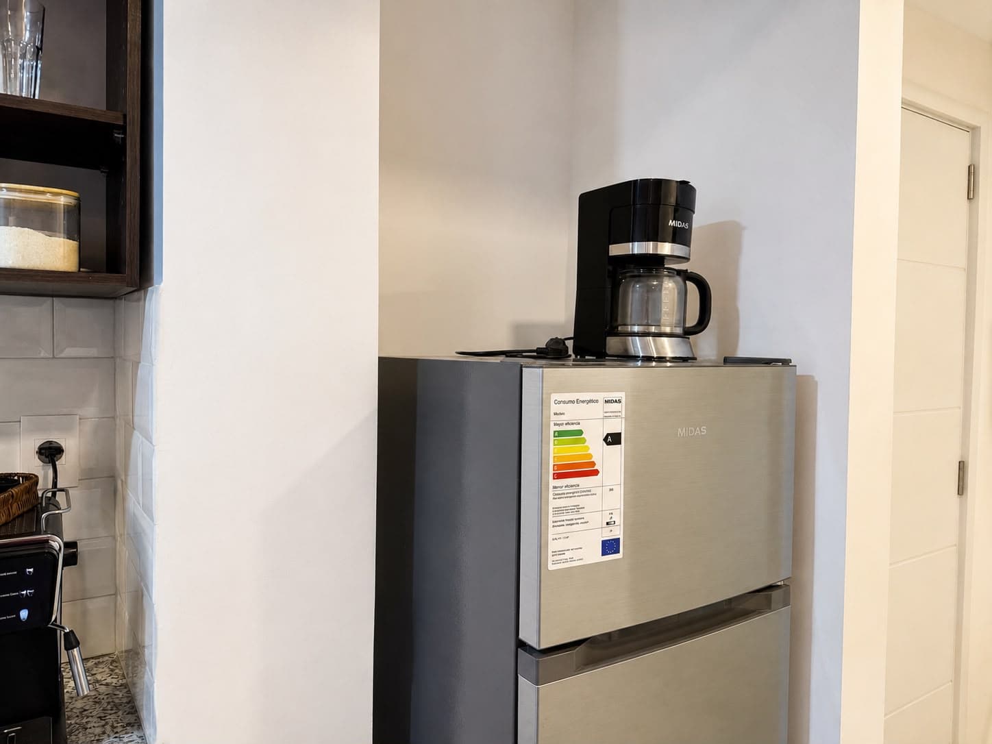 Heladera y cafetera en la cocina