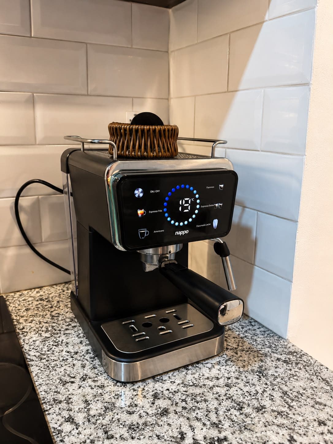 Cafetera express disponible en el departamento