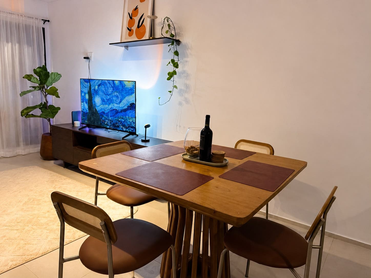 Comedor con smart TV y ambiente cálido