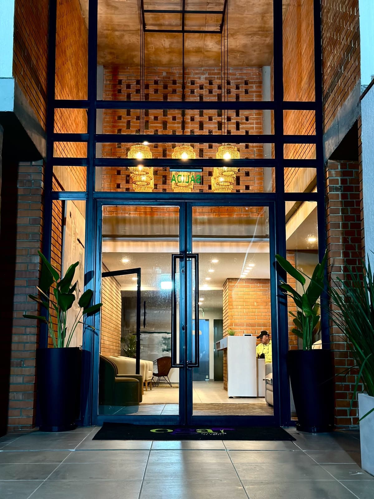 Ingreso y lobby de Oga Room con seguridad 24/7