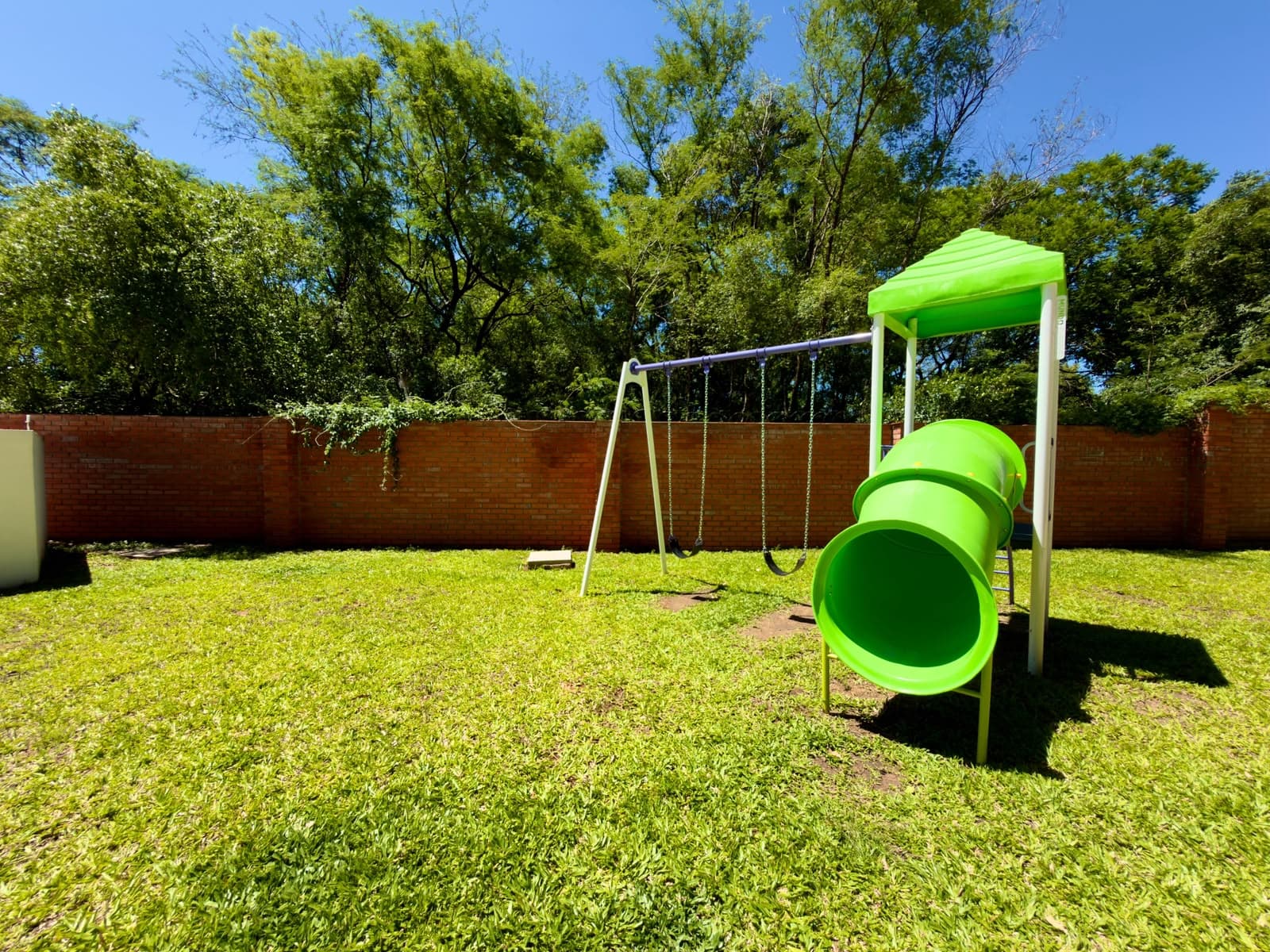 Cancha de pádel con el edificio de fondo