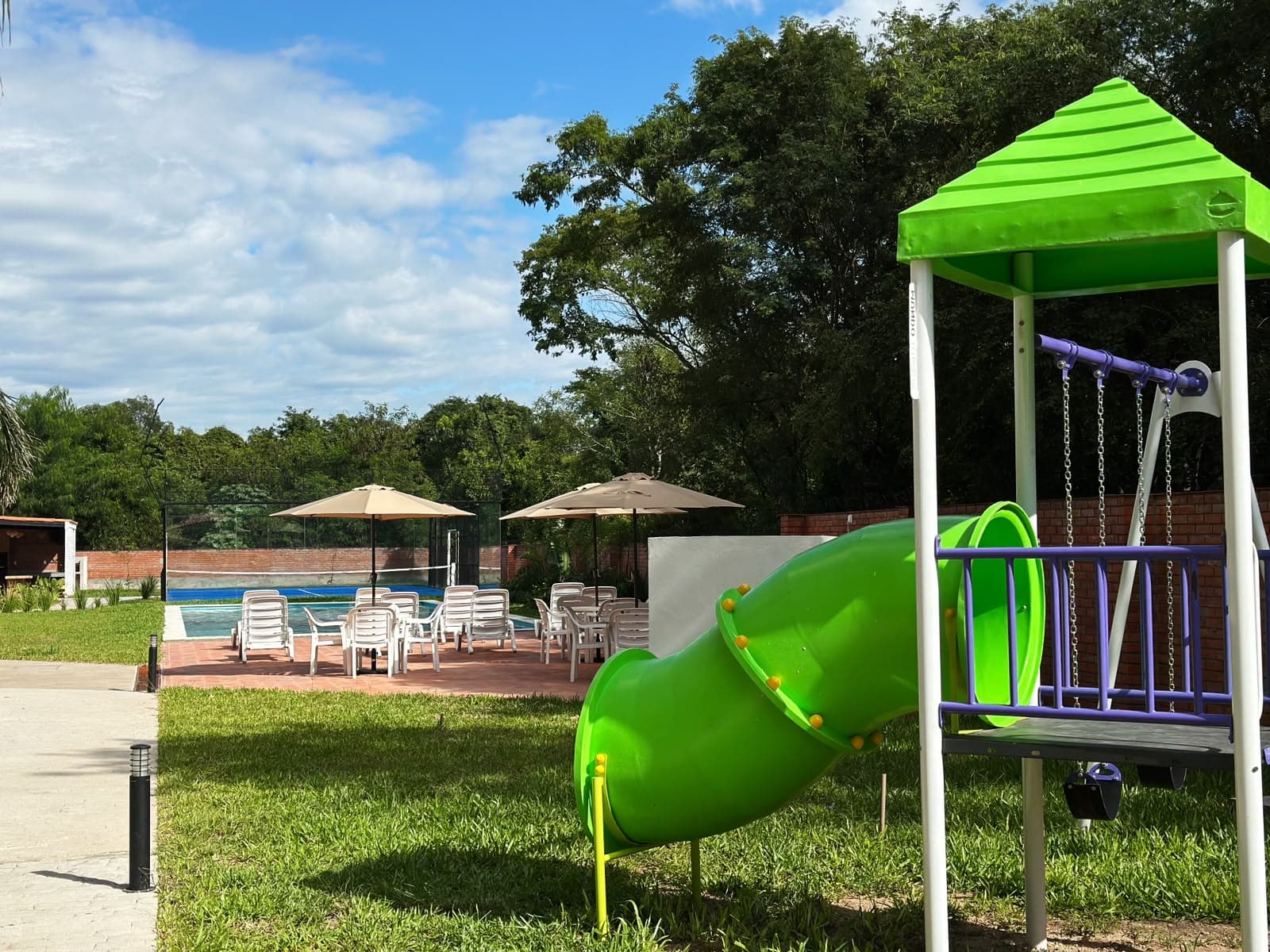 Piscina, parque infantil y áreas verdes