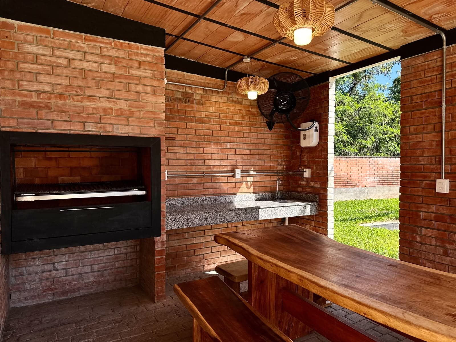 Quincho con parrilla y mesada