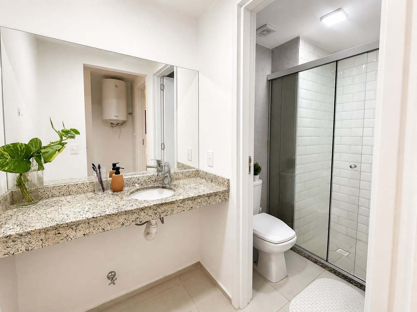 Baño completo con ducha y amplia mesada