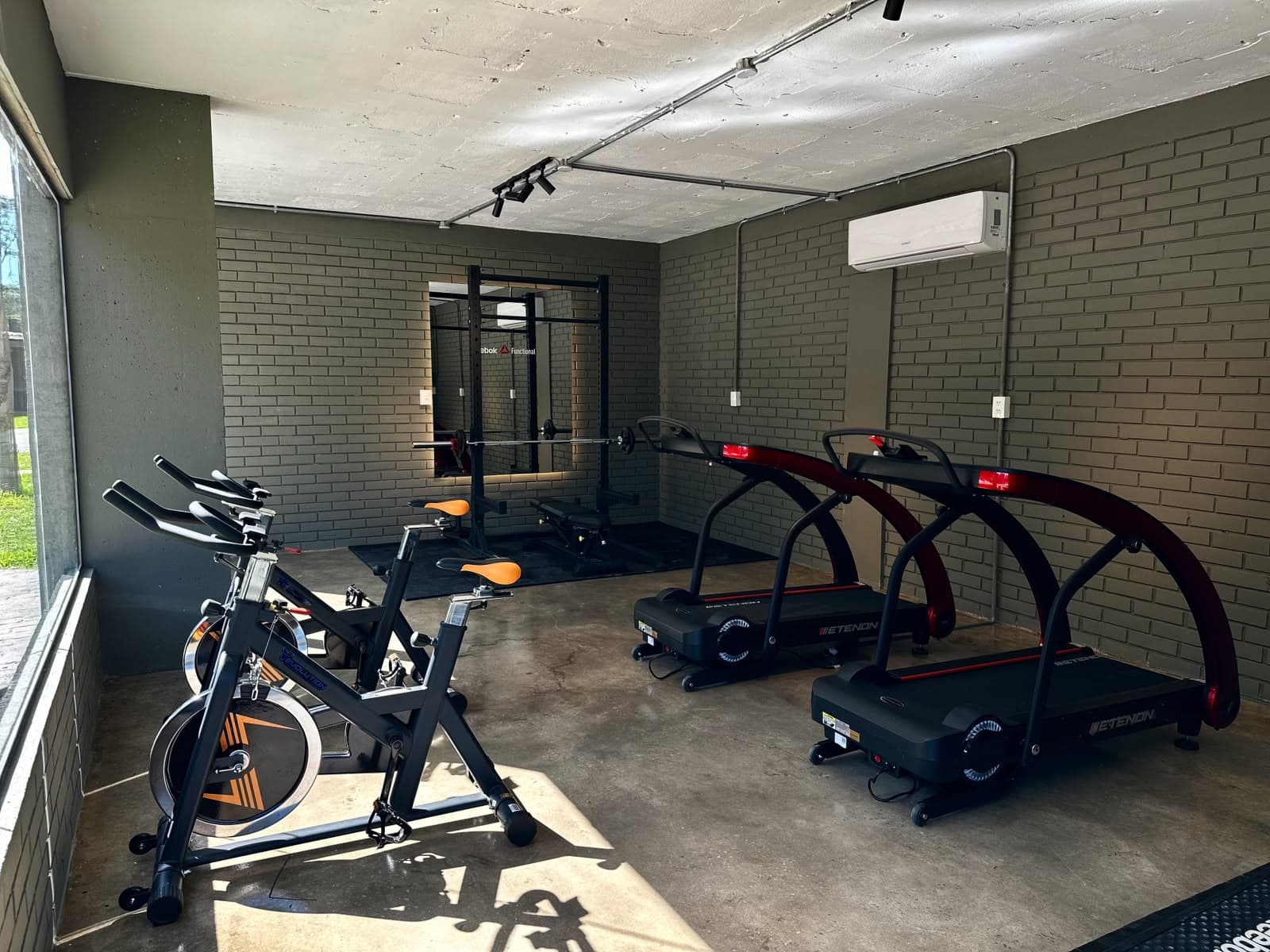 Gimnasio equipado con cintas, bicicletas y pesas