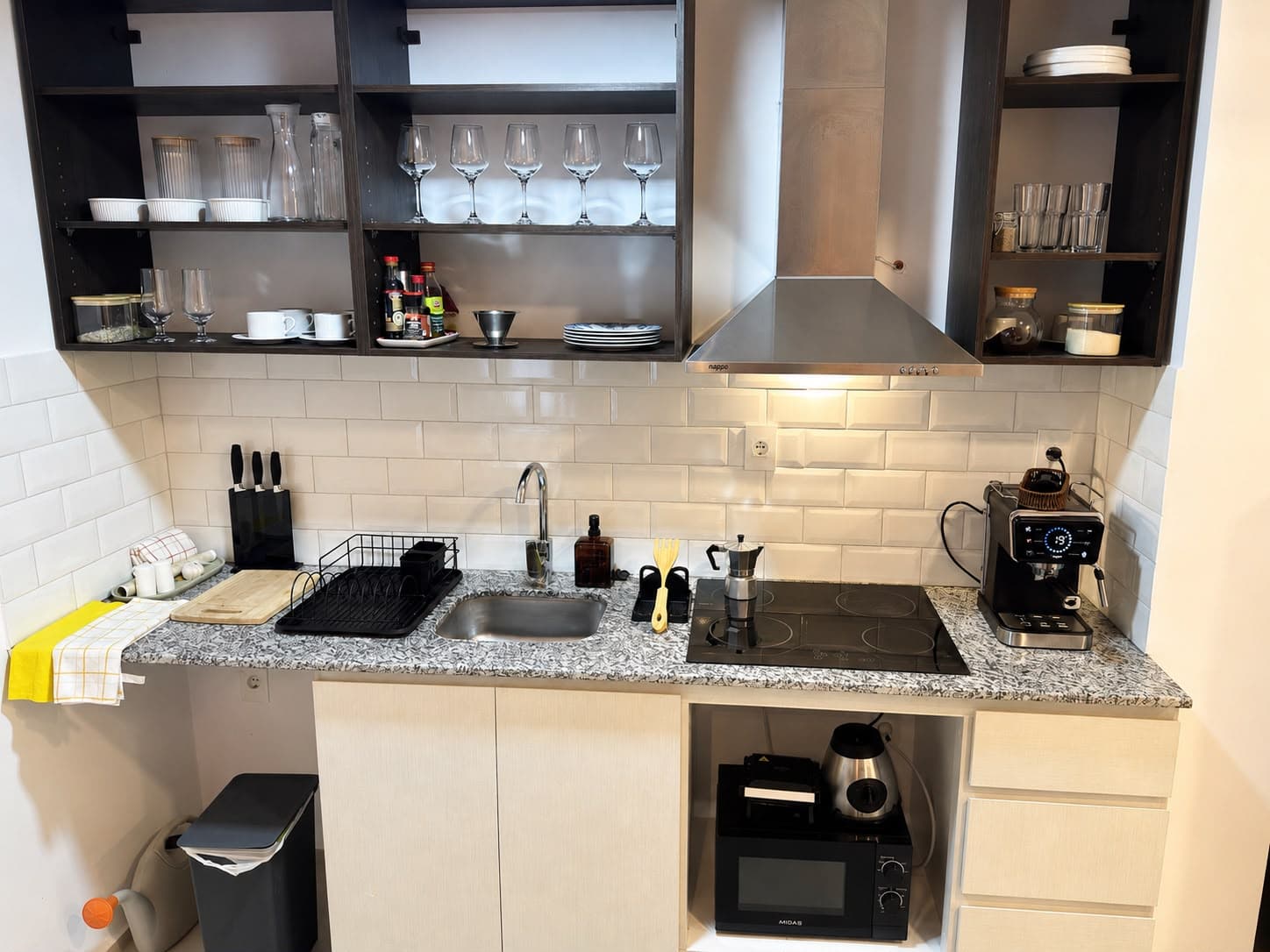 Cocina totalmente equipada con anafe y campana