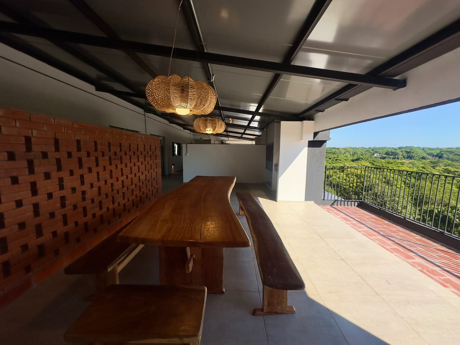 Terraza con vista panorámica al bosque